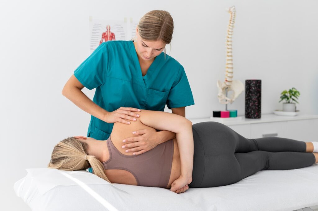 fisioterapeuta-ajudando-um-paciente-em-sua-clinica_23-2149115653