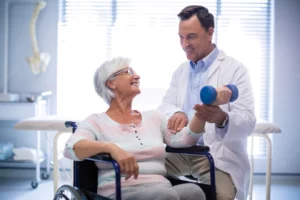 fisioterapeuta-ajudando-o-paciente-senior-com-exercicio-de-mao_107420-67124